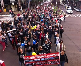 Ato público para lembrar dia 29 de abril leva milhares de manifestantes às ruas de Maringá